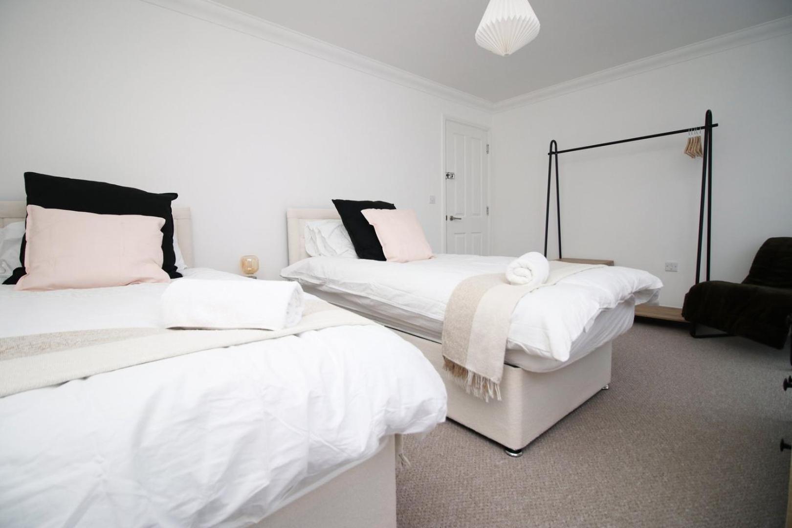 Spacious 5 Bedroom | With Fenced Backyard Newport  Exterior foto